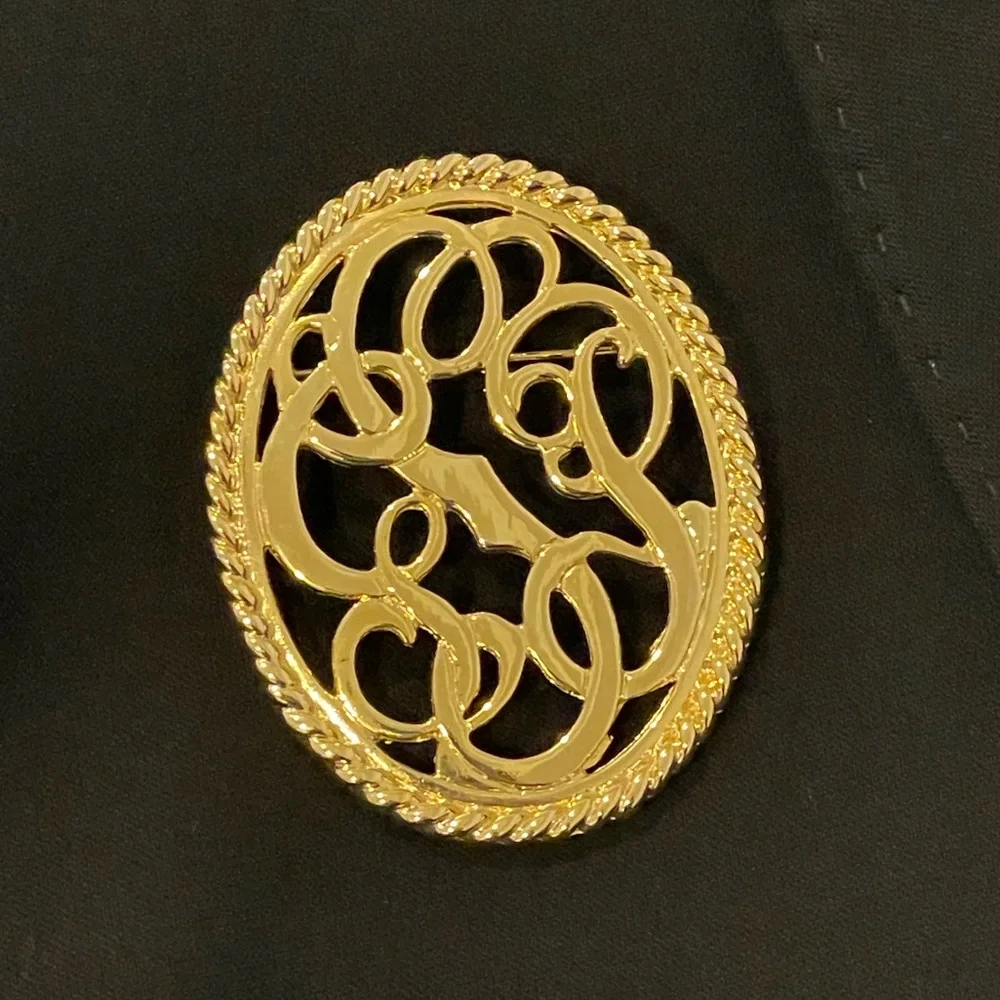 Vintage gold tone, swirl, pin. Beautiful scroll trim.